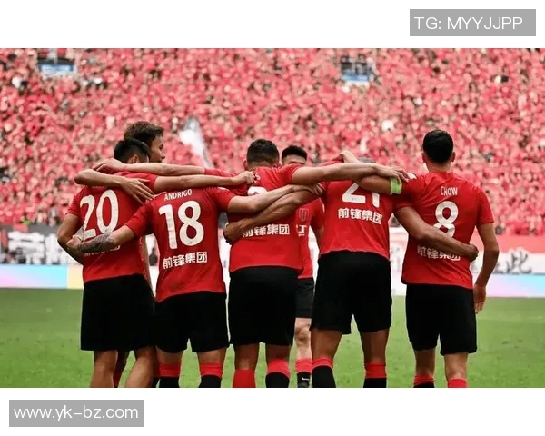 成都足球队配合引发热议球迷对战术和球员默契提出质疑